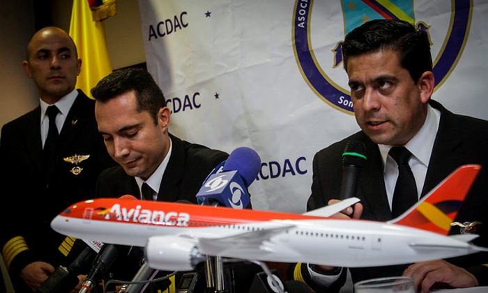 El capitán Hernández (derecha) lidera la negociación de 500 trabajadores de Avianca.