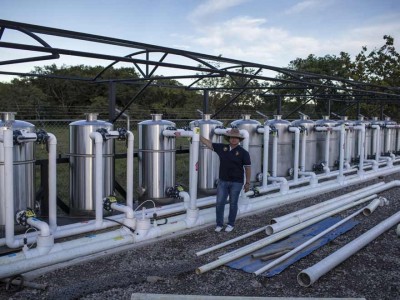 Jhon Jairo construyó una planta potabilizadora de agua para las cerca de tres mil viviendas que se levantarán en La Bendición. En Yopal, en cambio, no hay agua potable. Foto: Federico Ríos