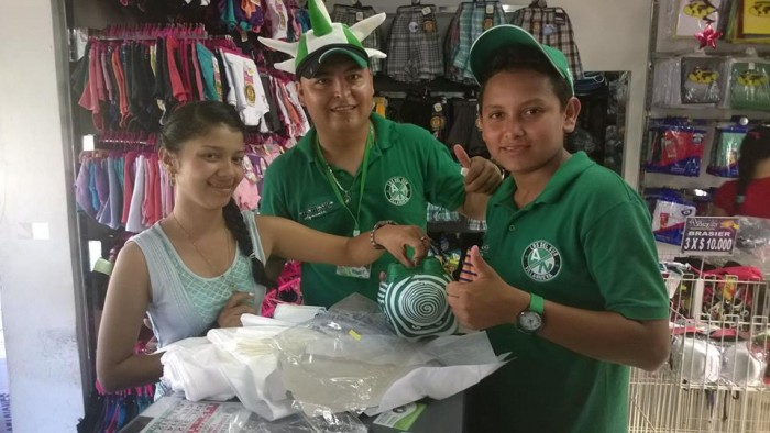 Verde, el color oficial de la navidad y las buenas acciones en Villanueva - -- Las2orillas 10806467_10204515602064488_2825524180266005765_n