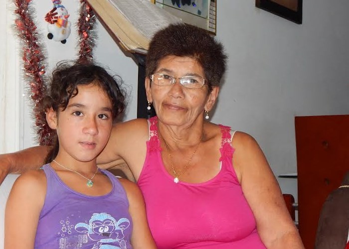 Doña Doris junto a Nagely Marcela Grajales, una niña de once años con la cual asiste a las diversas actividades culturales que se desarrollan en el pueblo. Foto: Lilit Lobos