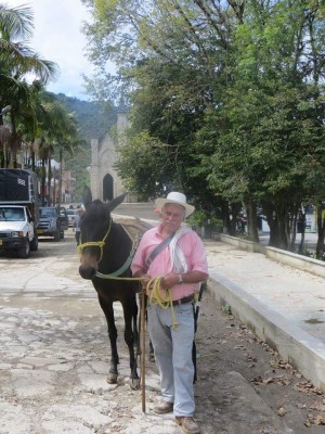 Agustín Sánchez lleva 60 años arreando sus mulas en Argelia, Antioquia. Foto: Francisco Monsalve