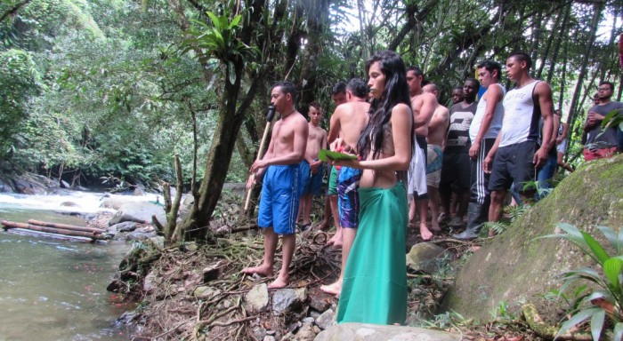 Ritual en el río Moro. Foto: Francisco Monsalve