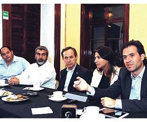 Los asesores Colombianos Paola Holguín y Federico Gutiérrez reunidos con el gobierno de Celaya en México