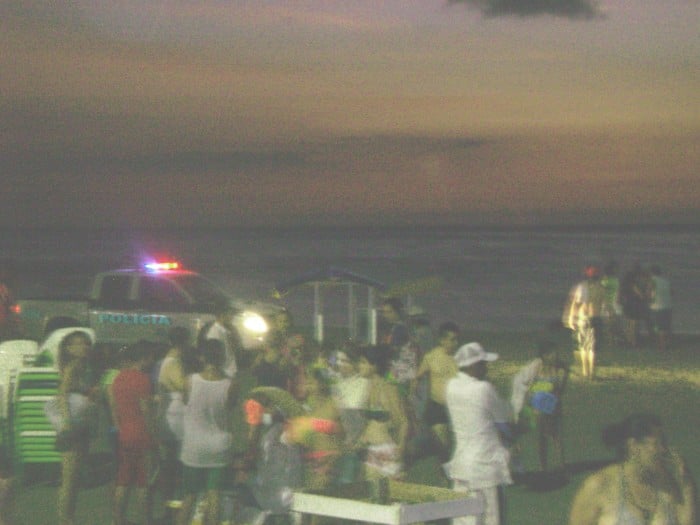 Turistas sacados por patrullas de las playas de Santa Marta. Foto: Luis Ospino