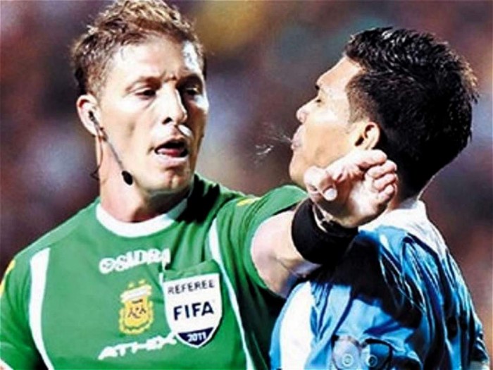 El escupitajo al árbitro Pitana en el partido entre el Racing Club vs Boca Juniors.