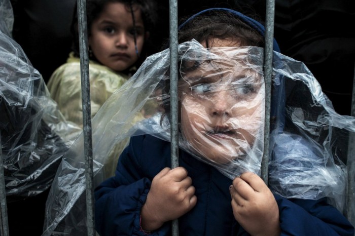 Esta foto de Matic Zorman es el primer premio en el apartado de Gente para una única foto. Fue tomada en el campo de refugiados de Presevo, Serbia. HANDOUT (REUTERS)