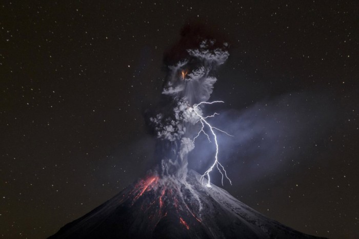 Esta foto titulada 'El poder de la naturaleza' de Sergio Tapiro del volcán Colima en México ha ganado el tercer premio en la categoría de Naturaleza del World Press Photo. SERGIO TAPIRO (AP)