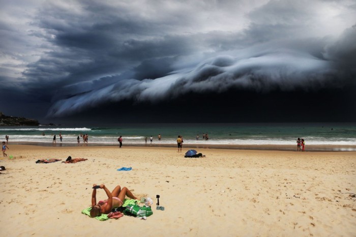 El fotógrafo del 'Daily Telegraph' Rohan Kelly ha sido galardonado con el primer premio en la categoría de Naturaleza para una única foto. La imagen de la tormenta fue tomada el 6 de noviembre desde la playa de Bondi, en Australia. ROHAN KELLY (AP)