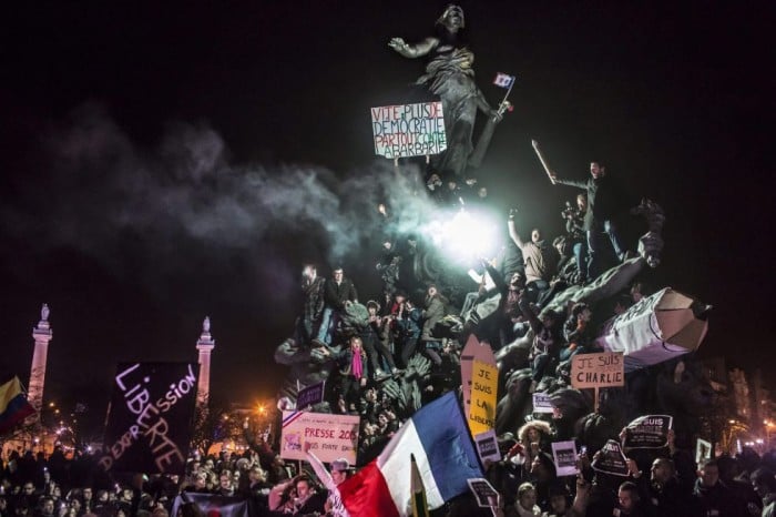 Imagen ganadora del segundo premio de la categoría individual de temas de actualidad, tomada por el fotógrafo francés, Corentin Fohlen del Stern de 'Paris Match'. La fotografía muestra a un grupo de personas participando en una manifestación antiterrorista organizada tras los atentados a la revista satírica Charlie Hebdo, en París (Francia) el 11 de enero de 2015. CORENTIN FOHL/ WORLD PRESS PHOTO (EFE)