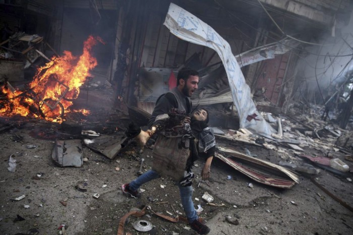 Imagen de la serie ganadora del segundo premio en la categoría de temas de actualidad, del fotógrafo Abd Doumany. La fotografía muestra a un hombre sirio portando el cuerpo sin vida de un niño asesinado durante los bombardeos efectuados en la ciudad de Douma (Siria) el 7 de noviembre 2015. ABD DOUMANY