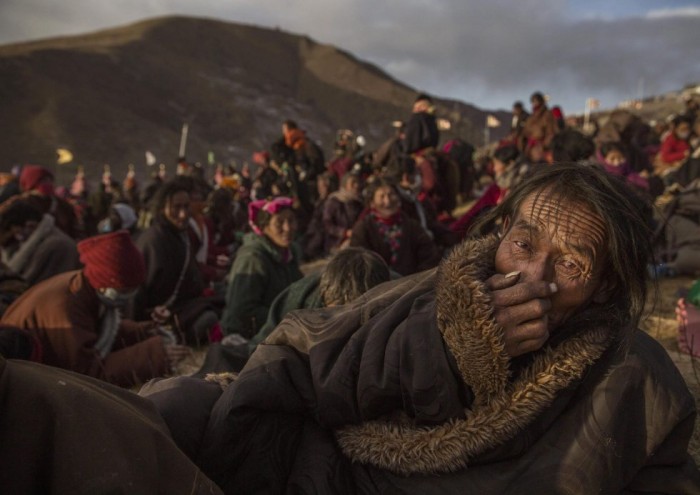 Fotografía de la serie ganadora del segundo premio en la categoría Vida cotidiana, tomada por el fotógrafo Kevin Frayer. Muestra a nómadas en la Asamblea anual de Bliss Dharma, en la provincia de Sichuan, China, 31 de octubre de 2015. KEVIN FRAYER (EFE)