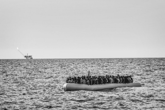 Una de las fotografías tomadas por Francesco Zizola para Noor, que ha sido galardonadas con el segundo premio Stories (Historias), en la categoría de Asuntos Contemporáneos. Presenta una lancha neumática llena de inmigrantes libios antes de ser rescatados por la ONG Médicos Sin Fronteras en aguas del Mediterráneo, el 26 de agosto de 2015. FRANCESO ZIZOLA/WORLD PRESS P (EFE)