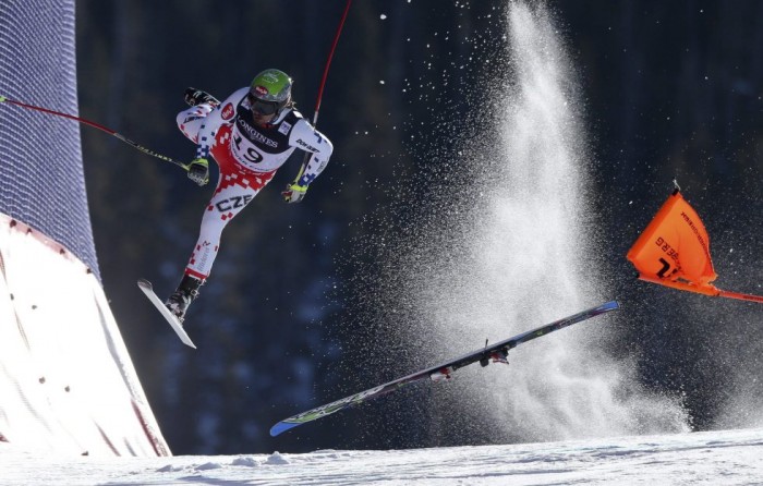 Fotografía ganadora del primer premio individual de la categoría de deportes del fotógrafo austríaco Christian Walgram de GEPA. Muestra la caída del esquiador checo Ondrej Bank en la prueba combinada de esquí alpino de los Campeonatos del Mundo de Beaver Creek, Colorado (Estados Unidos) el 15 de febrero de 2015. CHRISTIAN WALGRAM/ WORLD PRESS P (EFE)