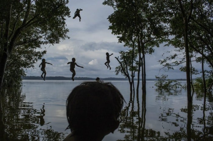 Fotografía anadora del segundo premio de la categoría individual de vida cotidiana, del fotógrafo brasileño del New York Times, Mauricio Lima. La imagen muestra a un grupo de niños de la tribu Munduruku jugando en el río Tapajos en Itaituba (Brasil) el 10 de febrero de 2015. MAURICIO LIMA/WORLD PRESS PHOTO (EFE)