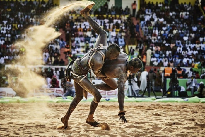Una de las imágenes del fotógrafo Christian Bobst que han sido galardonadas con el segundo premio Stories (Historias), en la categoría de deportes. Muestra un combate de lucha libre en Dakar, Senegal, el 5 de abril de 2015. CHRISTIAN BOBST (EFE)