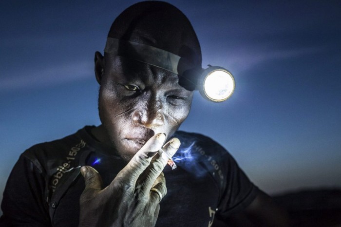Imagen del fotógrafo Matjaz Krivic, galardonada con el segundo premio People (Gente), en la categoría individual. La imagen muestra a un minero apurando su cigarrillo antes regresar al trabajo en Bani, Burkina Faso, el 20 de noviembre 2015. MATJAZ KRIVIC (EFE)