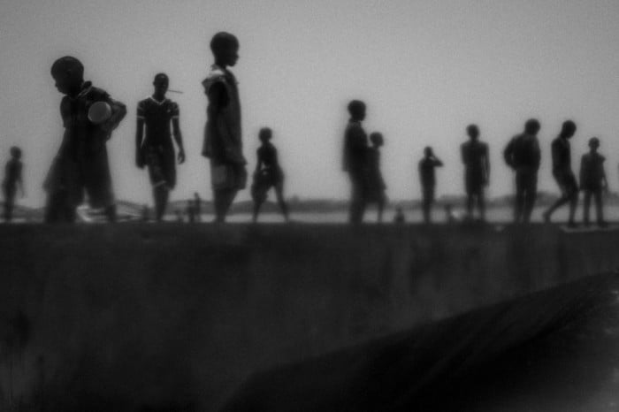 Esta imagen, tomada por Mario Cruz el 20 de mayo de 2015 pertenece a una serie que muestra a niños mendigos talibés en Saint Louis, al norte de Senegal. La serie ha sido galardonada con el primer premio Stories (Historias), en la categoría Asuntos Contemporáneos. MARIO CRUZ (EFE)