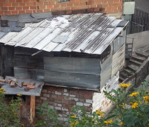  Imagen de la casa de tortura en la comuna 8, lugar donde fueron desmembrados dos niños de 15 años.