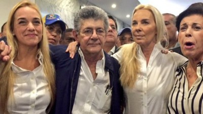 Ramos Allup con Lilian Tintori, esposa de Leopoldo López, Carmen DÂgostino, Su epsosa por 30 años y L esposa de Ledezma