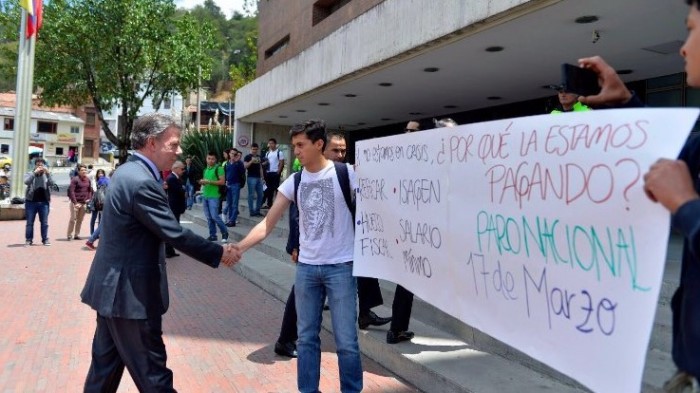 Martín Santos divulgó esta foto por medio de Twitter diciendo que el Presidente sí había escuchado a los estudiantes. Sin embargo, Acero afirma que el mandatario le dijo “Piense lo que quiera” y luego le echó a la Policía. Foto vía Twitter