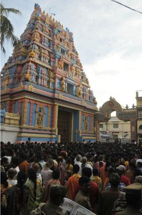 Este es uno de los templos en Puttaparthi en honor a Sathya Sai Baba