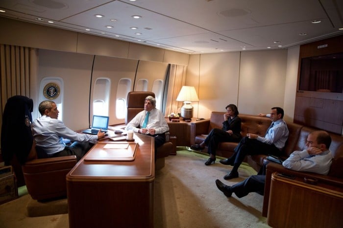 El presidente Obama reunido con el secretario de Estado John Kerry, la asesora de Seguridad Nacional Susan E. Rice y otros asesores en su oficina a bordo del avión “Air Force One”. (La Casa Blanca)