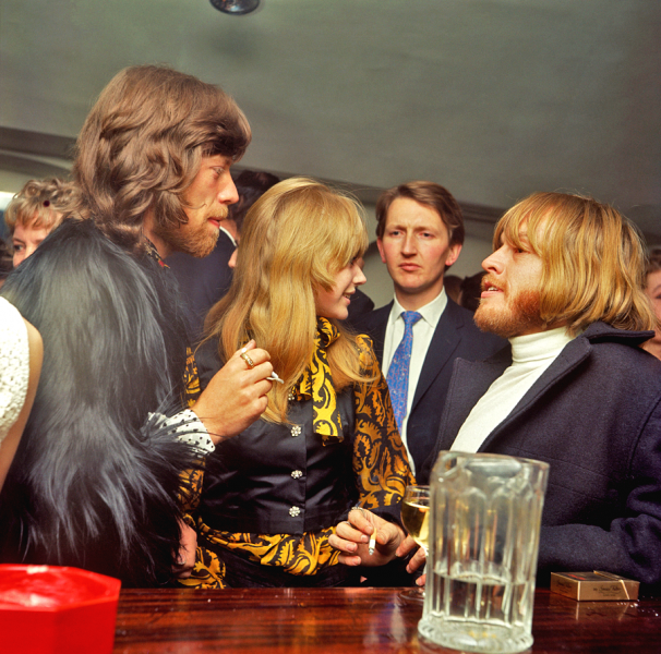 En un pub de Londres con su compañero y rival Mick Jagger y su novia, la cantante y actriz Marianne Faithfull. 