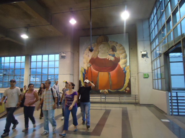 Una réplica de Nuestra Señora de Colombia del pintor Fernando Botero está ubicada en la estación San Antonio. Foto: infocatolica.com