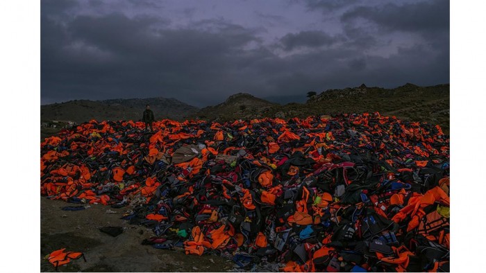 Chalecos salvavidas desechados, cámaras de aire y botes neumáticos desinflados, el equipo básico que miles de refugiados han utilizado para cruzar el mar Egeo de Turquía, en la oscuridad, en la isla griega de Lesbos. Foto: Mauricio Lima/The new York Times