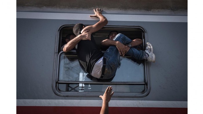 Refugiados desesperados a bordo del tren hacia Zagreb en la estación Tovarnik en la frontera con Serbia. A medida que las naciones clave cerraron sus fronteras, miles de migrantes y solicitantes de asilo fueron reprimidos en los Balcanes. Foto: Sergey Ponomarev/The New York Times