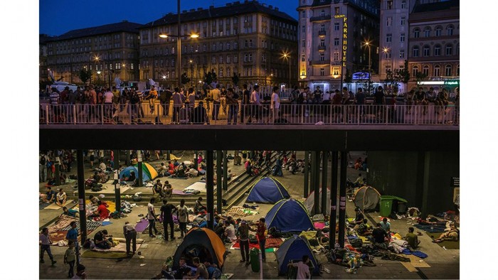 Decenas de familias de refugiados, en su mayoría procedentes de Siria, acampando debajo de la estación de tren de Keleti en el centro de Budapest. Foto: Mauricio Lima/ The New York Times