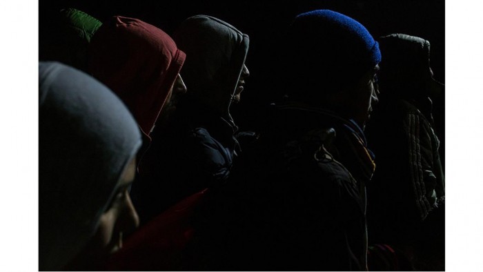 Los refugiados se alinean para ser registrados en un campo de recepción, en Gevgelija, Macedonia, para que puedan tomar un tren a Belgrado, Serbia, y continuar su viaje a través de los Balcanes hacia Europa. Foto: Mauricio Lima/ The New York Times