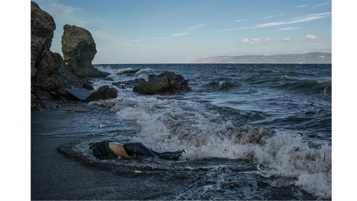 El cuerpo de un refugiado que intentó cruzar el mar Egeo de Turquía. En el fondo la isla griega de Lesbos. Foto: Mauricio Lima/ The New York Times