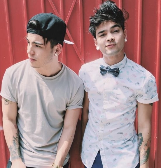 Aunque Villalobos es gran amigo de Juan Pablo Jaramillo y en sus fotos de Instagram deja entrever mensajes como “Te amooo mucho” hacia otros Youtubers hombres de Latinoamérica, ha repetido con vehemencia que no es homosexual. Foto vía Instagram