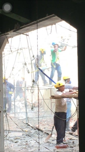 A escondidas, comerciantes paisas destruyen patrimonio de los caleños - -- Las2orillas 1