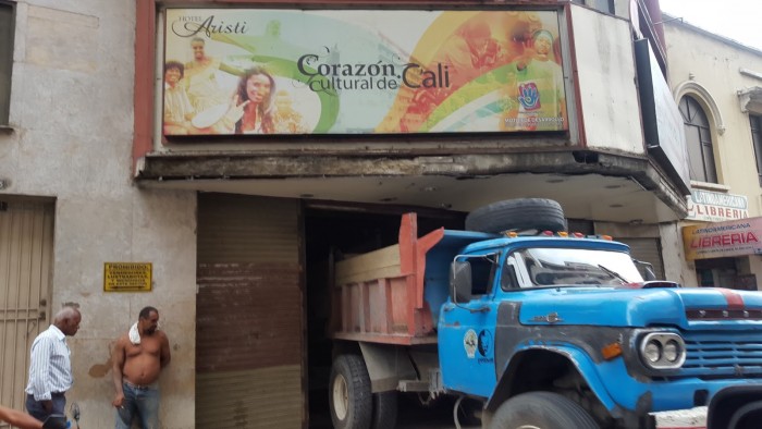 A escondidas, comerciantes paisas destruyen patrimonio de los caleños - -- Las2orillas 3