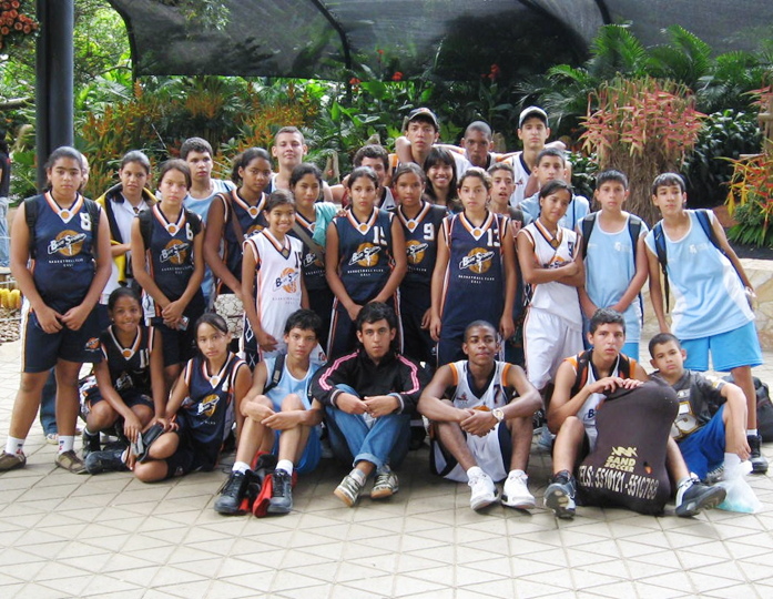 Juan Camilo perteneció al Club ‘Blue Storm’, un equipo de básquetbol reconocido en Cali, con el que tuvo la oportunidad de asistir a un campeonato en Medellín. 2007. (Archivo familiar).
