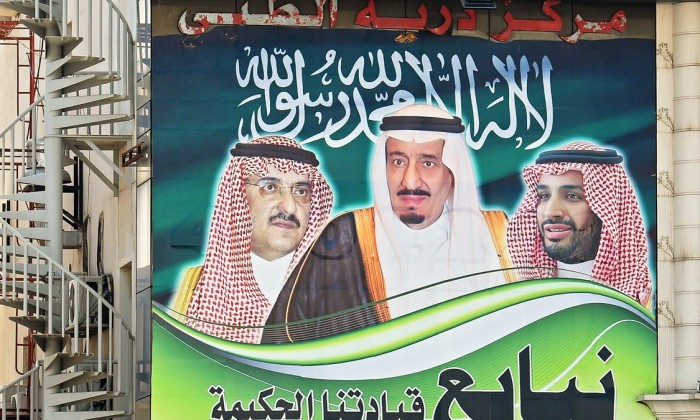En las calles de Riad se ve esta valla del rey, el sobrino y el hijo, los tres más poderosos del reino