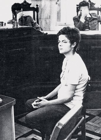 Dilma siendo interrogada en la sede de la Auditoria Militar en Río de Janeiro a finales de 1970, según la Revísta Época, de propiedad de O Globo, el medio más grande del país. Sin embargo, varios portales independientes aseguran que la foto es en 1972, luego que Dilma saliera de la cárcel.