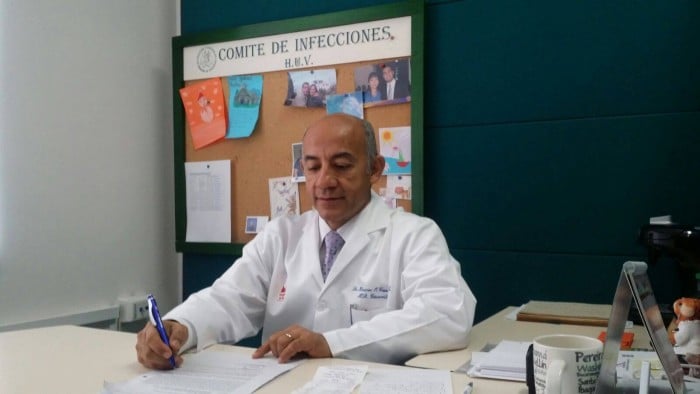 Doctor Hoover Cannabal, director de la oficina de docencia, revisa los  proyectos en el comité de infecciones del HUV.