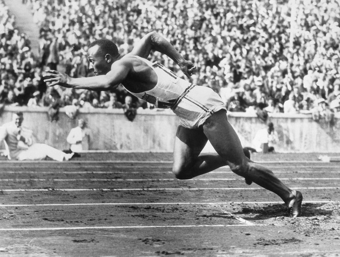 Jesse Owens hizo moder el polvo a Hitler y ganó cuatro medallas de oro doblegando a los atletas arios Foto: archivo blackclarksville.com