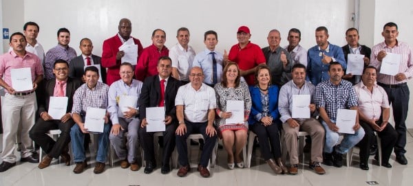 Néstor Hincapié Vargas, rector, y el congresista Iván Darío Agudelo, con los candidatos a alcaldías de Antioquia, candidato a Asamblea y Concejo de Medellín