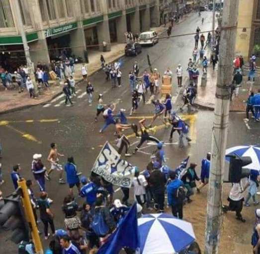 ¿Celebración o vandalismo de los hinchas de Millonarios? - -- Las2orillas riña millos