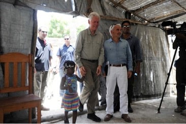 Giustra visitó con Bill Clinton la obras de recuperación de Haití, una alianza clave para obtener la licencia que le ha permitido devastar la selva chocoana   