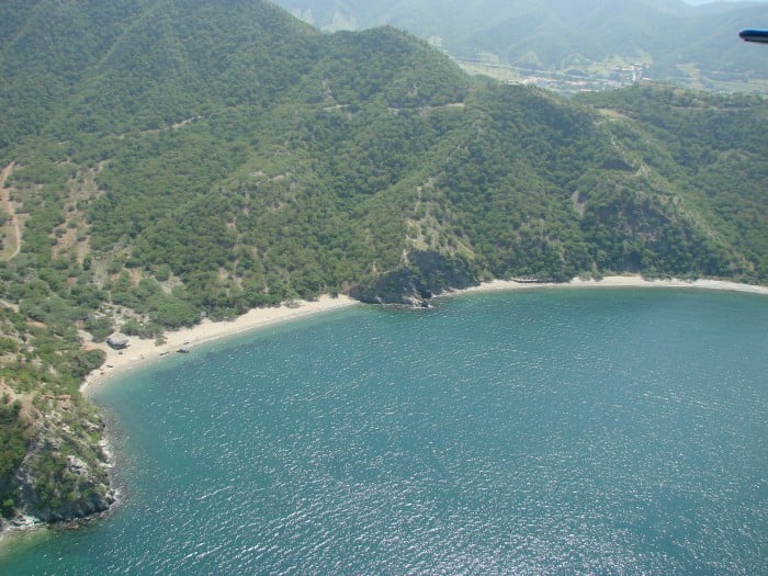El predio colinda por la playa con el lujoso complejo hotelero Sierra Laguna  