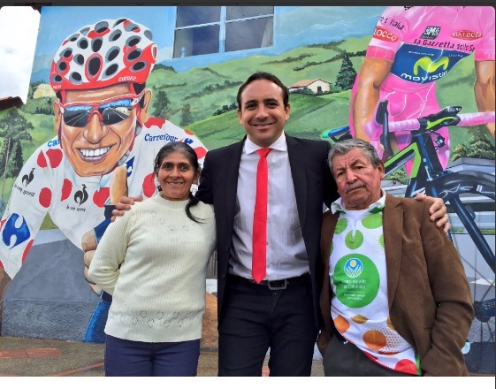 Mario Sabato frente a la casa de Nairo en Cómbita con los padres del ciclista
