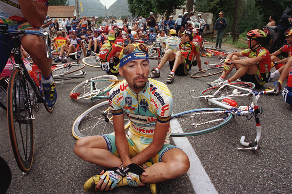 El explosivo Marco Pantani ganó el Tour más triste de todos, el de los registros y detenciones. Su vida acabó entre escándalos por dopaje y una depresión aderezada con adicción a la cocaína