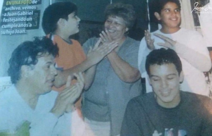 Juan Gabriel cuando sus hijos eran adolescentes en la celebración de Joan.