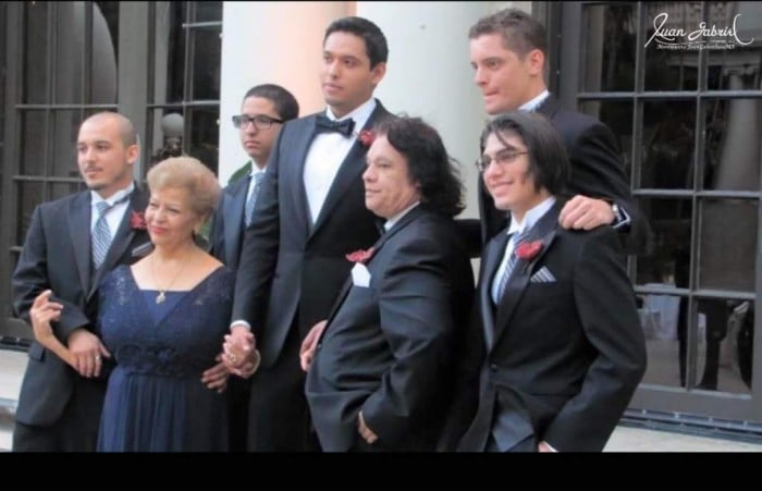 Una foto de Juan Gabriel con sus cuatro hijos en la boda de su hijo mayor.