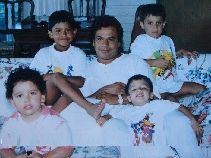 Juan Gabriel con sus cuatro hijos que tuvo con su mejor amiga, Laura Cortés